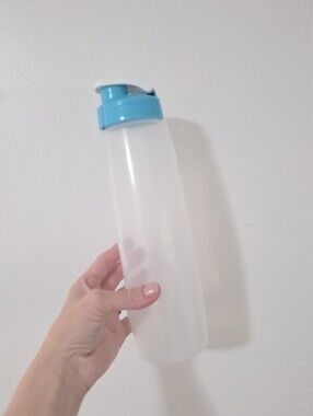 Rubbermaid Chug 32 Oz Water Bottle with Turquoise Flip Cap
